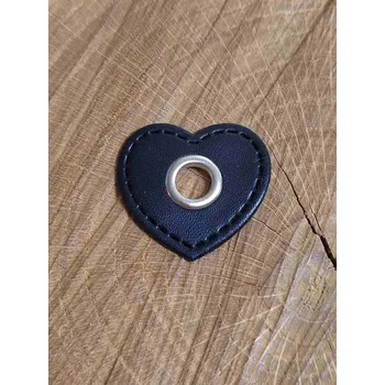 Průchodka s koženkovým srdcem k našití barva černá nikl