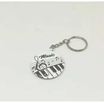 Přívěsek na klíče s řetízkem - černo/bílé noty, klaviatura