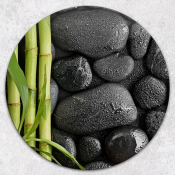 Obraz Dekorativní kulatá skleněná deska na servírování s bambusovým podnosem a kameny, průměr 40 cm