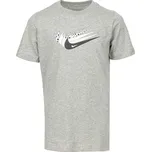 Dětské tričko Nike Sportswear - Dětské bavlněné triko s krátkým rukávem a potiskem na hrudi od značky Nike, v různém barevném provedení. - 3478388