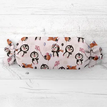 Dekorativní polštářek Dětský polštář válec bonbon Sandra SA-647 Tučňáčci s hnědými letadélky na bílém 15x40 cm