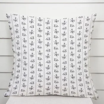 Povlak na dekorativní polštářek Bavlněný povlak na polštář Sandra SA-641 Temně modrý lidový květinový vzor na bílém 30 x 50 cm
