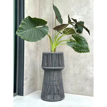 ŠEDÝ KVĚTINOVÝ DRŽÁK NA KVĚTINÁČ TYZIANO