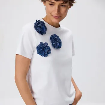 Dámské tričko Reserved - Tričko s květovanou aplikací - bílá - 6894V-00X - 6894V-00X-S