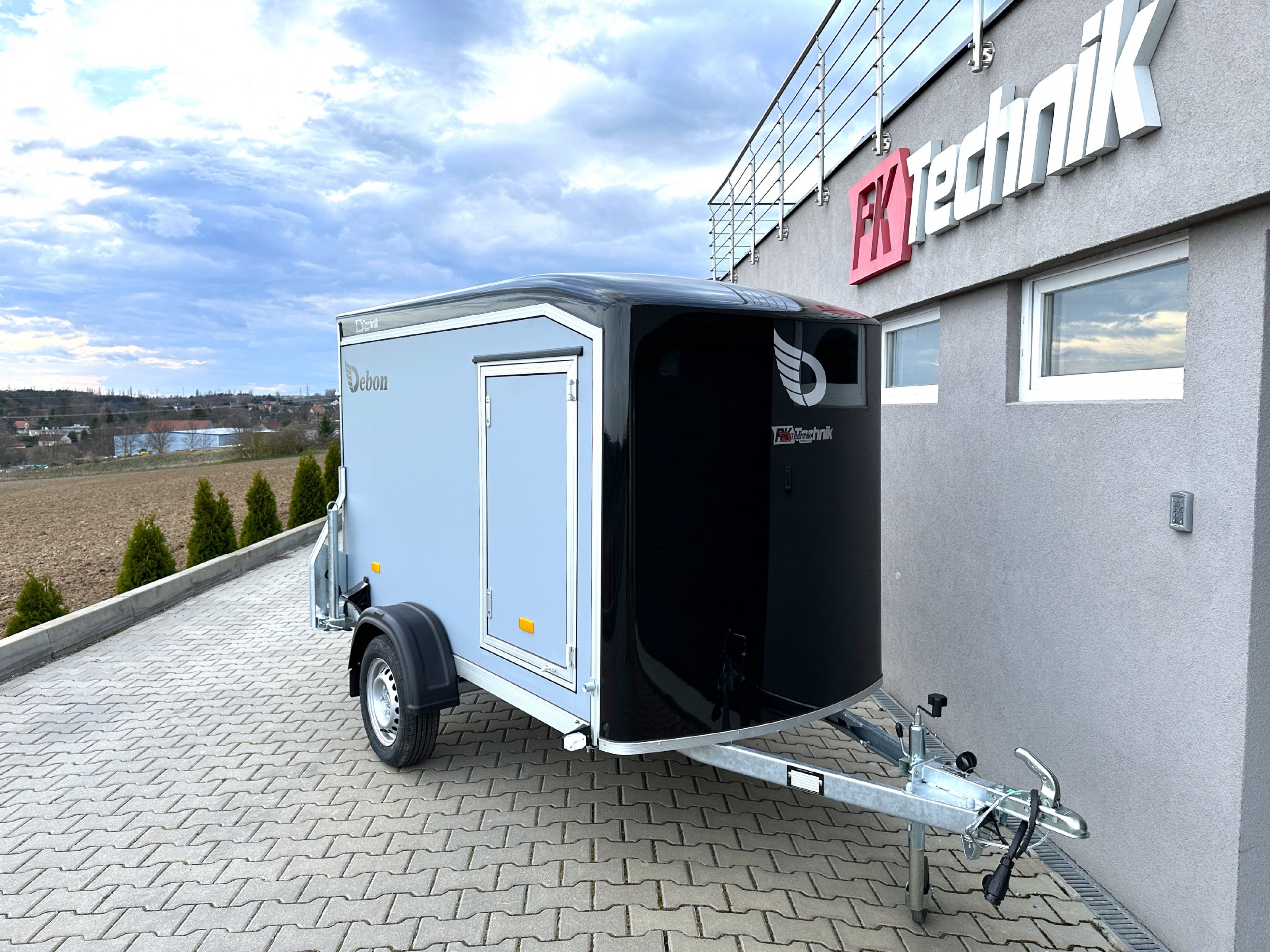 Nebrzděný skříňový přívěs DEBON C255 UB® COMPOSITE, ČERNÝ, 750 kg