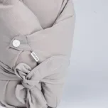 Tulimese Péřová zavinovačka mušelínová béžová VELIKOST ZAVINOVAČKY: VELIKOST 80X80 CM, VARIANTY PROVEDENÍ: ZAPÍNÁNÍ NA KNOFLÍKY A MAŠLI