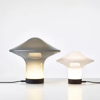Lampička Brokis Hravá skleněná stolní lampička Trottola Table Rozměr: ø 346 x 295 mm, Barva skla: Perleťově šedá, Povrch montury: Stříbrný elox PC01323_013