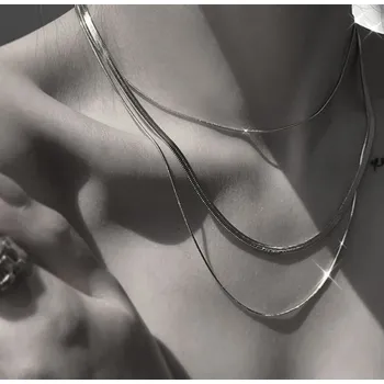 Náhrdelník B-TOP Elegantní třívrstvý náhrdelník se strukturou hadího řetízku Druh barvy: Stříbrná