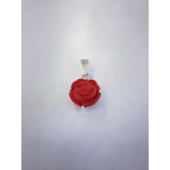 Přívěsek Stříbrný přívěs s růží vyřezanou z korálu