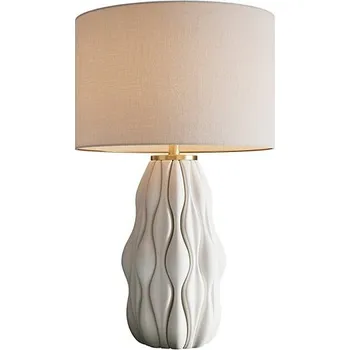 Lampička Designová moderní stolní lampa Davey s keramickou podstavou se zvlněným vzorem a textilním stínítkem v bílé barvě 65 cm