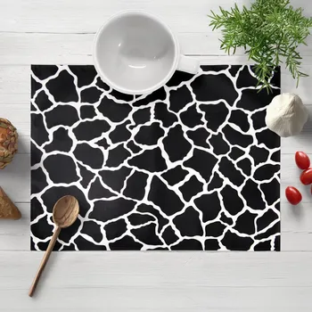 prostírání Sametové prostírání na stůl Tamara TMR-015 Černobílý žirafí vzor 30x40 cm