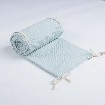 Příslušenství pro dětskou postel a kolébku Tulimese Mantinel do postýlky vaflový mentolový UMÍSTĚNÍ MANTINELU: MANTINEL ZAKRÝVAJÍCÍ ČELA A JEDNU DLOUHOU STRANU POSTÝLKY, VOLBA ROZMĚRU POSTÝLKY: MANTINEL PRO ATYPICKOU POSTÝLKU