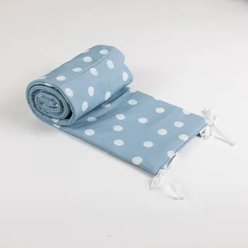 Příslušenství pro dětskou postel a kolébku Tulimese Mantinel do postýlky modrá klubíčka UMÍSTĚNÍ MANTINELU: MANTINEL KOLEM CELÉHO OBVODU POSTÝLKY, VOLBA ROZMĚRU POSTÝLKY: MANTINEL PRO ATYPICKOU POSTÝLKU