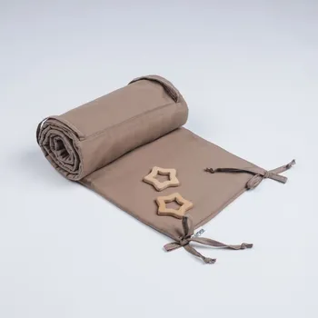 Tulimese Mantinel do postýlky jednobarevný hnědý UMÍSTĚNÍ MANTINELU: MANTINEL KOLEM CELÉHO OBVODU POSTÝLKY S ODDĚLENOU BOČNÍ STRANOU, VOLBA ROZMĚRU POSTÝLKY: MANTINEL PRO POSTÝLKU 120 X 60 CM