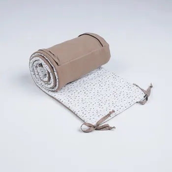 Tulimese Mantinel do postýlky krátké čárky hnědý UMÍSTĚNÍ MANTINELU: MANTINEL ZAKRÝVAJÍCÍ PROSTOR KOLEM HLAVIČKY MIMINKA, VOLBA ROZMĚRU POSTÝLKY: MANTINEL PRO ATYPICKOU POSTÝLKU