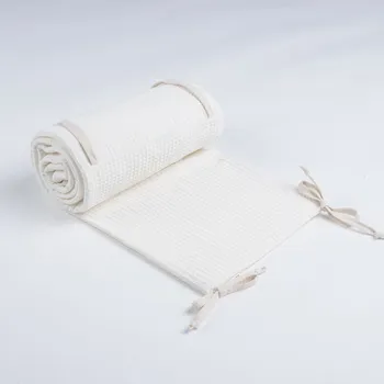 Příslušenství pro dětskou postel a kolébku Tulimese Mantinel do postýlky vaflový smetanový UMÍSTĚNÍ MANTINELU: MANTINEL KOLEM CELÉHO OBVODU POSTÝLKY S ODDĚLENOU BOČNÍ STRANOU, VOLBA ROZMĚRU POSTÝLKY: MANTINEL PRO ATYPICKOU POSTÝLKU