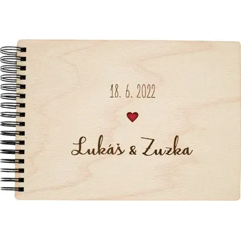 Fotoalbum Dřevěné svatební fotoalbum - Zamilovaní Vyber typ vazby: Dva doplňovací kroužky (sříbrné), Barva srdíčka: Černá, Barva vnitřních papírů: Bílá