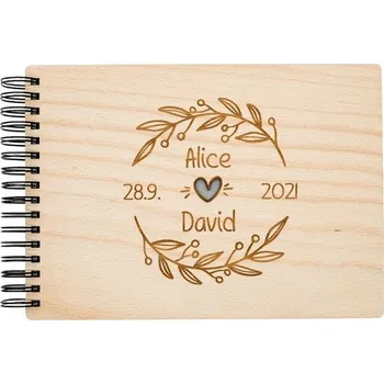 Dřevěné svatební fotoalbum - Vavřín Vyber typ vazby: Dva doplňovací kroužky (sříbrné), Barva srdíčka: Žlutá, Barva vnitřních papírů: Latte