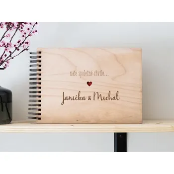 Fotoalbum Dřevěné fotoalbum - Pro zamilované Vyber typ vazby: Dva doplňovací kroužky (sříbrné), Barva srdíčka: Bílá, Barva vnitřních papírů: Čokoládová