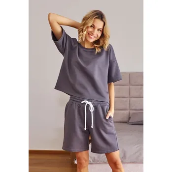 Šedá dámská tepláková souprava s delšími šortkami Velikost: 2XL