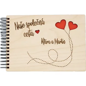 Dřevěné fotoalbum Novomanželé Vyber typ vazby: Dva doplňovací kroužky (sříbrné), Barva srdíček: Modrá, Barva vnitřních papírů: Latte