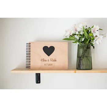 Dřevěné fotoalbum Srdce Foto Vyber typ vazby: Dva doplňovací kroužky (sříbrné), Barva srdíčka: Hnědá, Barva vnitřních papírů: Bílá