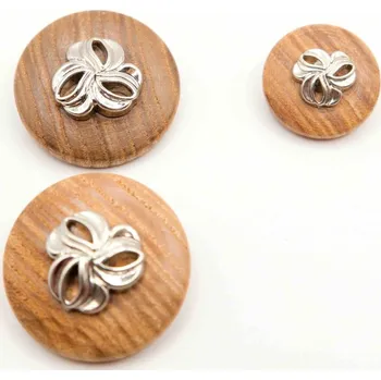 Knoflík Dřevěný knoflík se spodním přišitím - s mašličkou - přírodní, stříbrná - průměr 2,4 cm