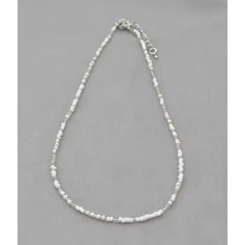 Náhrdelník B-TOP Jednoduchý korálkový náhrdelník s kovovým zapínáním – více barev Druh barvy: Bílá