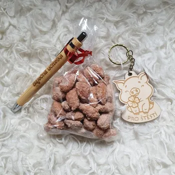 Balíček pro učitelku - Pražené mandle, přívěšek Prasátko a propiska s vlastním textem