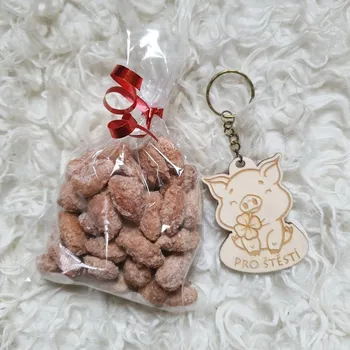 Balíček pro učitelku - Pražené mandle a přívěšek Prasátko s vlastním textem