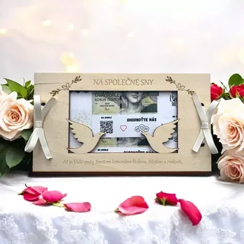 Dřevěná svatební obálka na peníze hrdličky