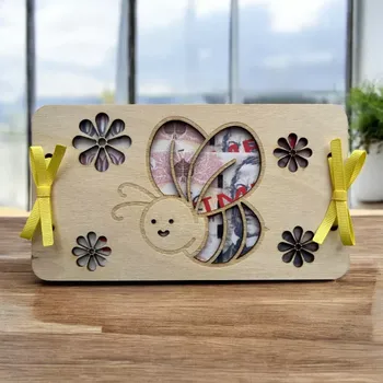 Obálka Dřevěná dětská obálka na peníze s včeličkou