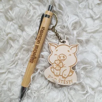 Propiska s vlastním textem a klíčenka Pro štěstí prasátko