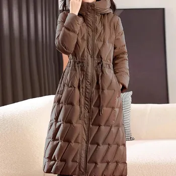 Dámská parka Dlouhá dámská péřová bunda s kapucí a páskem Barva: Černá, Velikost: S