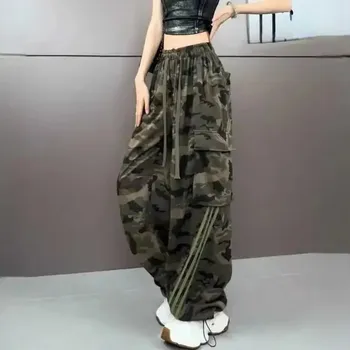 Dámské kalhoty Dámské maskáčové cargo kalhoty – s vysokým pasem Barva: Tmavě Zelená, Velikost: M