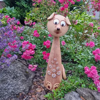 Zahradní dekorace Keramický pes se sedmikráskou (terakota) - dekorace do zahrady - 47 cm