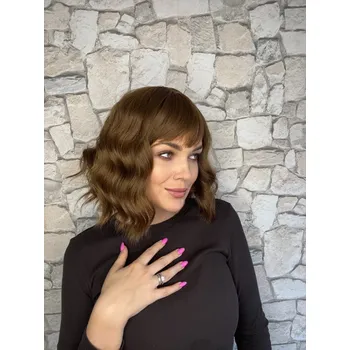 Paruka Čokoládově hnědá vlnitá mikádo paruka Tris s ofinou