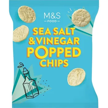 Slaná pochutina Marks & Spencer Bramborové lupínky s mořskou solí a octem