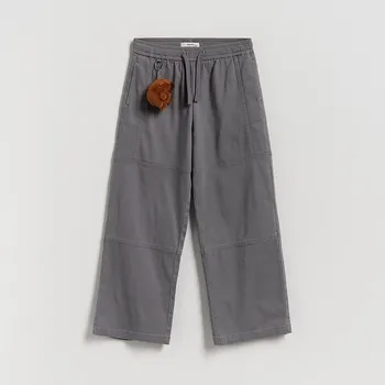 Dětská móda Reserved - Kalhoty s přívěskem - tmavě šedá - 066FG-90X - 066FG-90X-134