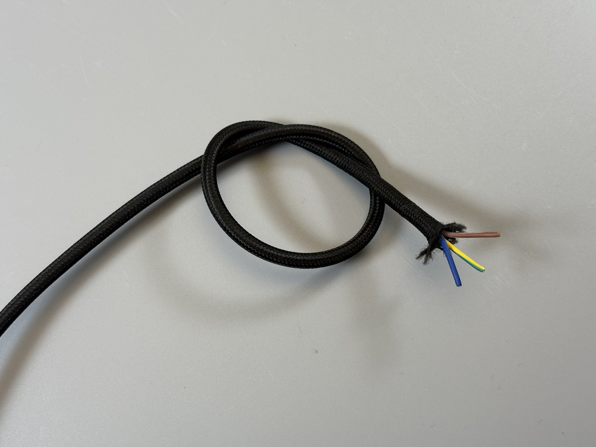 Kabel textilní opředený 2x0,75 černý 1m