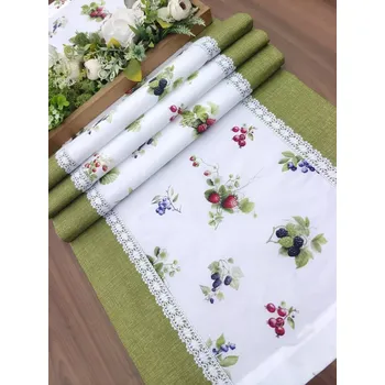 ubrus Běhoun na stůl – lesní ovoce v kombinaci se zelenou (Rozměr: 42 x 140 cm)