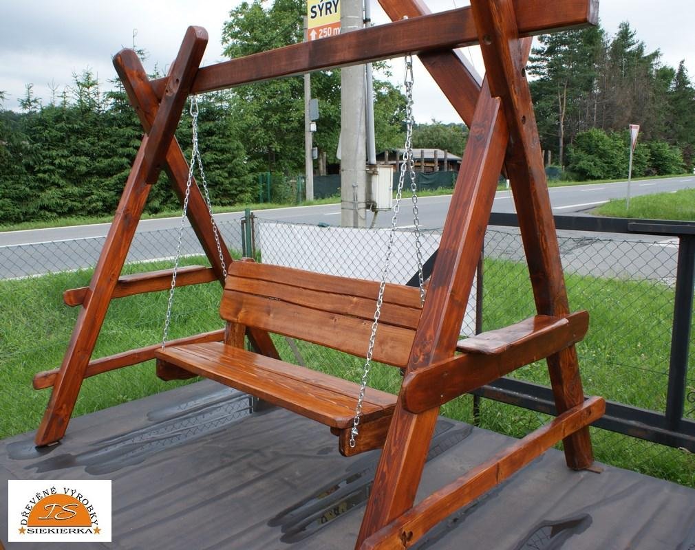 Dřevěná zahradní houpačka