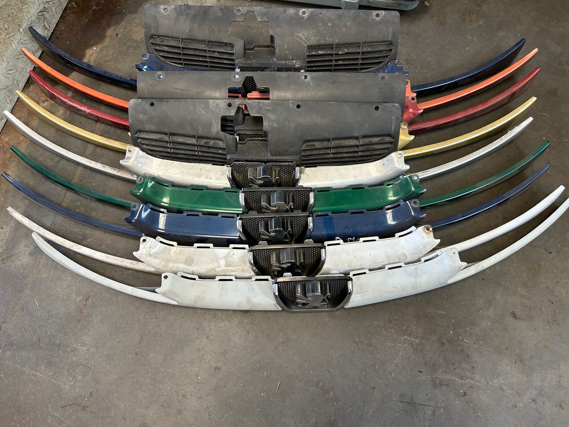 Přední maska se znakem Peugeot 206