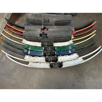 Přední maska se znakem Peugeot 206