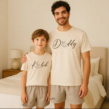 Pyžamový set s potiskem FOTOGRAFIE a JMÉNA, pro tátu a dítě Barva: Béžová, Velikost dítěte: 3-4 roky, Velikost rodiče: XXL