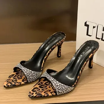 Dámské lodičky Dámské lodičky na podpatku – se zdobením Barva: Hnědá, Velikost: 40