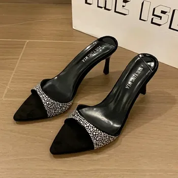 Dámské lodičky Dámské lodičky na podpatku – se zdobením Barva: Černá, Velikost: 35