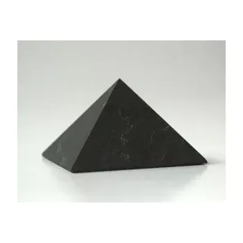 Šungitová pyramida 12 cm – neleštěná, přírodní ochranný kámen z Ruska