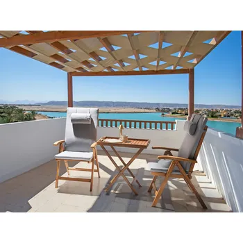 Zahradní nábytek Zahradní bistro set Akáciový dřevěný stůl 2 židle se světle šedými polštáři Odolný proti UV záření Skládací Beliani