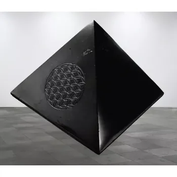 Šungitová pyramida s květem života – 5 cm, harmonizační kámen